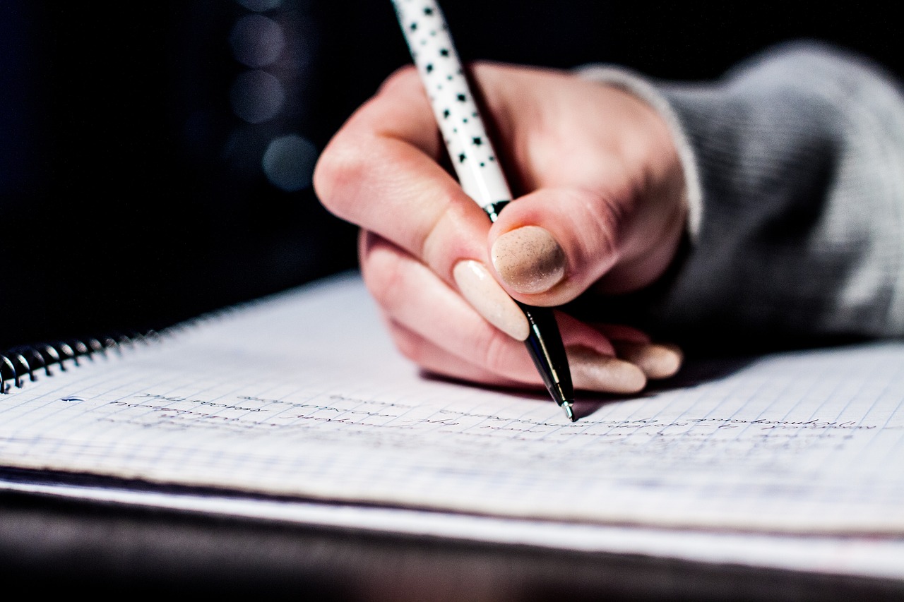 Jak poprawnie trzymać długopis? prosty poradnik dla lepszego pisania
